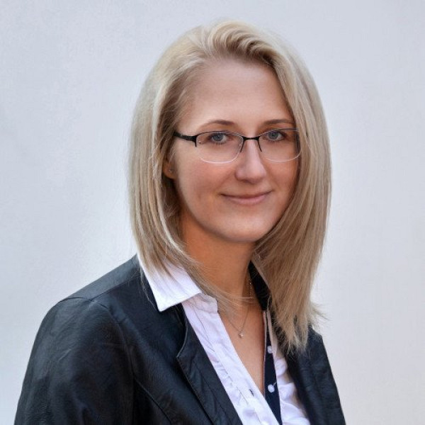 Dr. T&oacute;th Eszter - K&eacute;zseb&eacute;sz 