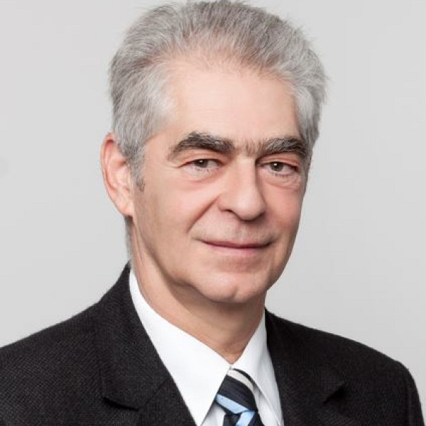 Prof. Dr. L&aacute;szl&oacute; &Aacute;d&aacute;m - Nőgy&oacute;gy&aacute;sz