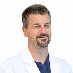 Dr. L&eacute;n&aacute;rd Attila - 